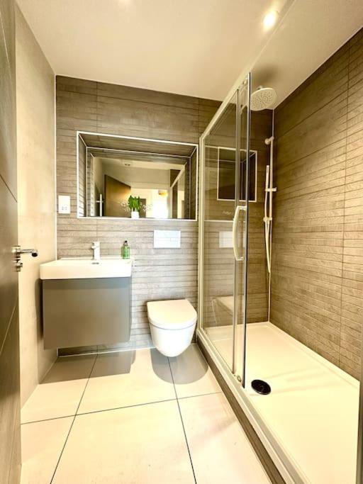 Designer Apartment Inc Free Parking & Fast Wifi 1 Minute Walk To Poole Quay - Great Location - Free Parking - Fast Wifi - Smart Tv - Newly Decorated - Sleeps Up To 2! Close To Poole & Bournemouth & Sandbanks Bagian luar foto