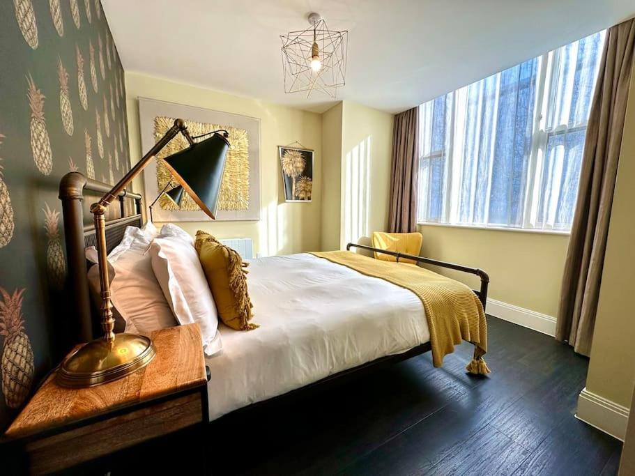 Designer Apartment Inc Free Parking & Fast Wifi 1 Minute Walk To Poole Quay - Great Location - Free Parking - Fast Wifi - Smart Tv - Newly Decorated - Sleeps Up To 2! Close To Poole & Bournemouth & Sandbanks Bagian luar foto