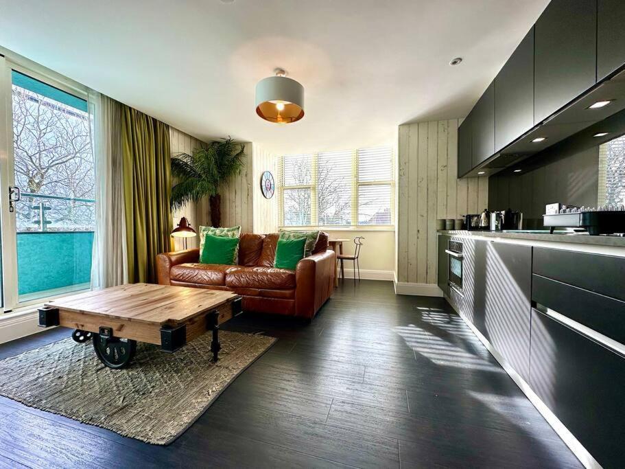Designer Apartment Inc Free Parking & Fast Wifi 1 Minute Walk To Poole Quay - Great Location - Free Parking - Fast Wifi - Smart Tv - Newly Decorated - Sleeps Up To 2! Close To Poole & Bournemouth & Sandbanks Bagian luar foto