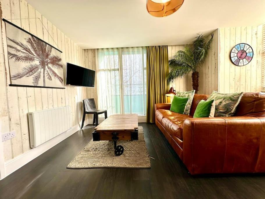 Designer Apartment Inc Free Parking & Fast Wifi 1 Minute Walk To Poole Quay - Great Location - Free Parking - Fast Wifi - Smart Tv - Newly Decorated - Sleeps Up To 2! Close To Poole & Bournemouth & Sandbanks Bagian luar foto