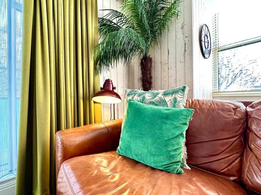 Designer Apartment Inc Free Parking & Fast Wifi 1 Minute Walk To Poole Quay - Great Location - Free Parking - Fast Wifi - Smart Tv - Newly Decorated - Sleeps Up To 2! Close To Poole & Bournemouth & Sandbanks Bagian luar foto