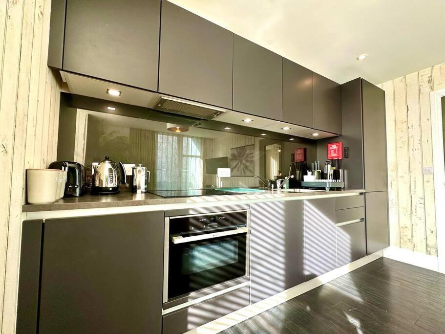 Designer Apartment Inc Free Parking & Fast Wifi 1 Minute Walk To Poole Quay - Great Location - Free Parking - Fast Wifi - Smart Tv - Newly Decorated - Sleeps Up To 2! Close To Poole & Bournemouth & Sandbanks Bagian luar foto