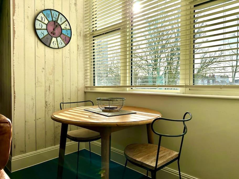 Designer Apartment Inc Free Parking & Fast Wifi 1 Minute Walk To Poole Quay - Great Location - Free Parking - Fast Wifi - Smart Tv - Newly Decorated - Sleeps Up To 2! Close To Poole & Bournemouth & Sandbanks Bagian luar foto